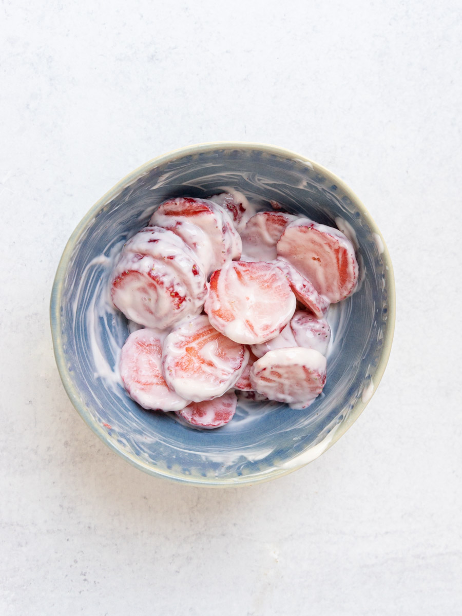 fresas con crema, strawberries with cream in a bowl.
