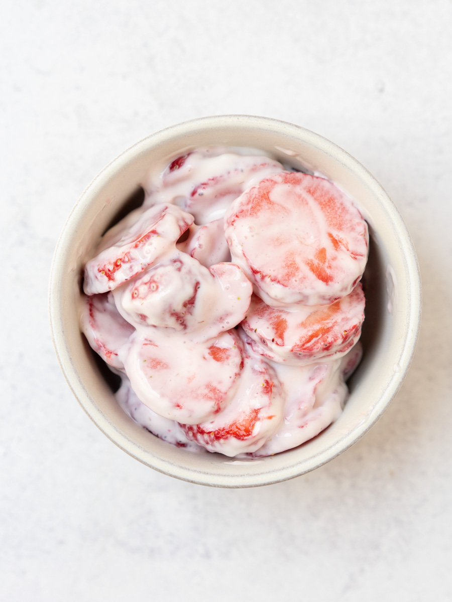 fresas con crema, strawberries with cream in a bowl.