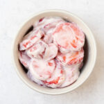 fresas con crema, strawberries with cream in a bowl.